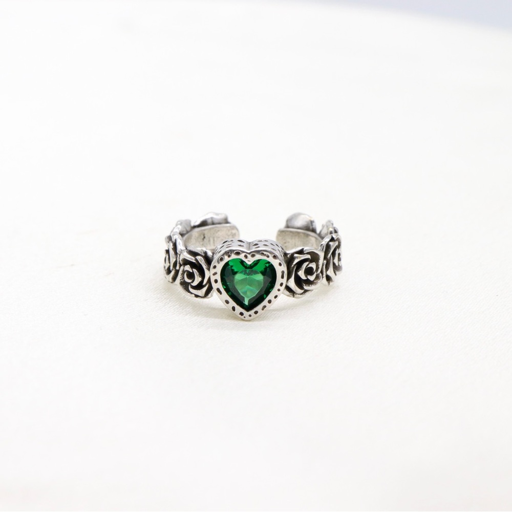 Green Heart Rose Ring